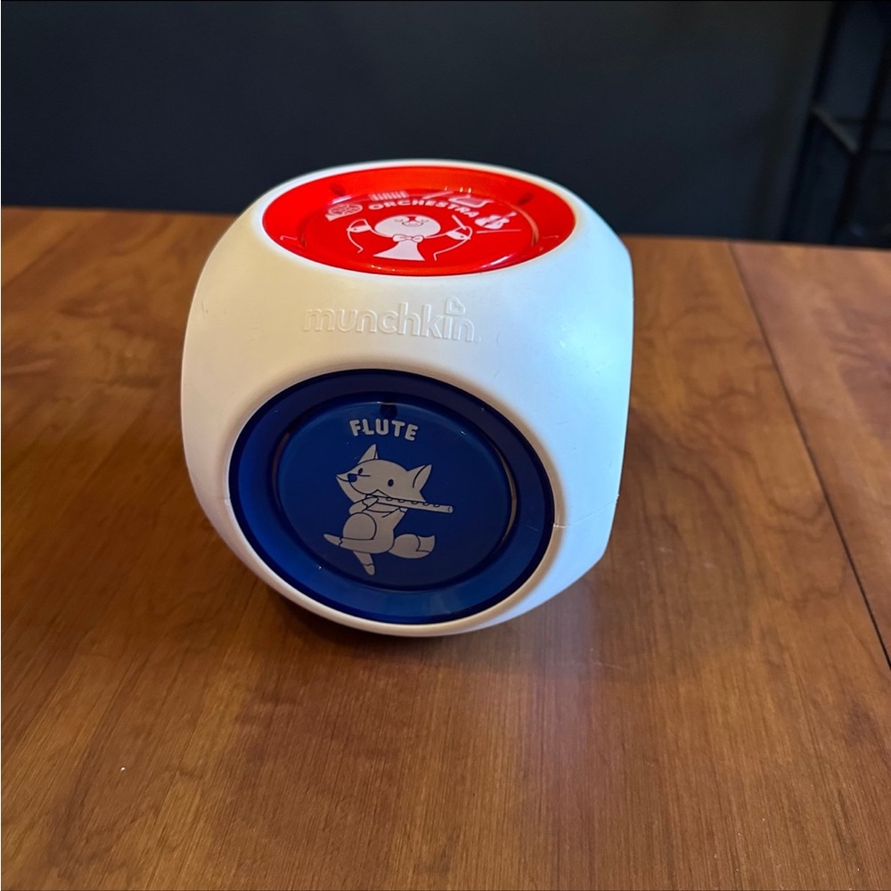 Munchkin Red and Blue Musical Cube
